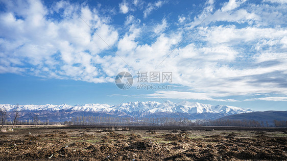 新疆天山山脉雪山草原图片