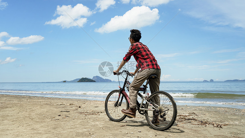 海边骑行少年图片