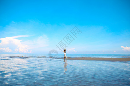 菲律宾海边美女奔跑背影图片