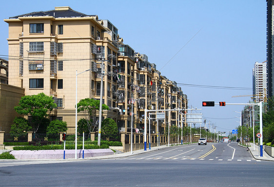 城市小区楼盘和道路口的红绿灯图片