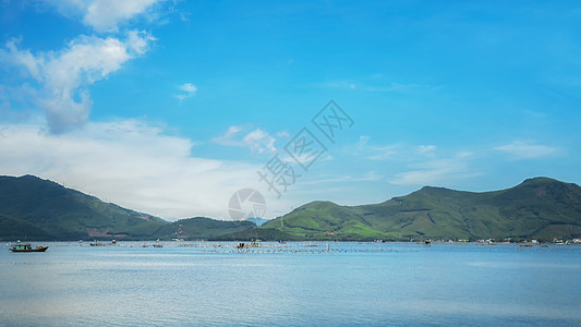 越南岘港海滨渔船图片