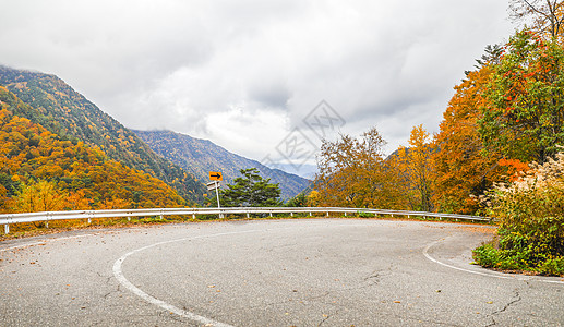 日本道路日本阿尔卑斯山上道路的秋天风景背景