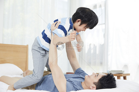 年轻爸爸和儿子亲密互动图片