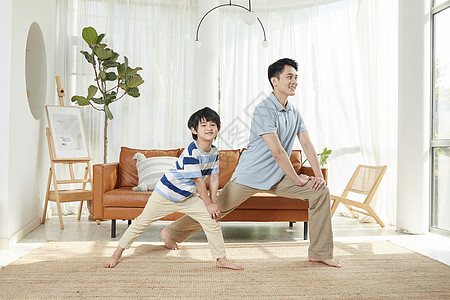 爸爸和孩子在客厅锻炼身体背景
