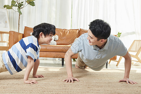 爸爸和孩子在客厅锻炼身体图片