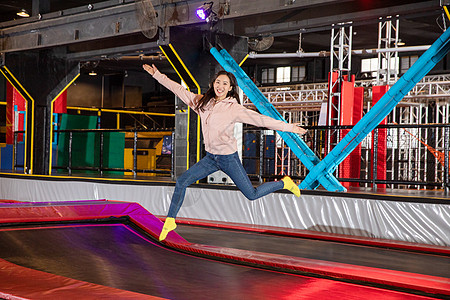 闯关蹦床背景