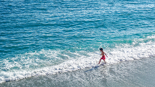 海边玩耍女孩海边玩耍的小男孩背景