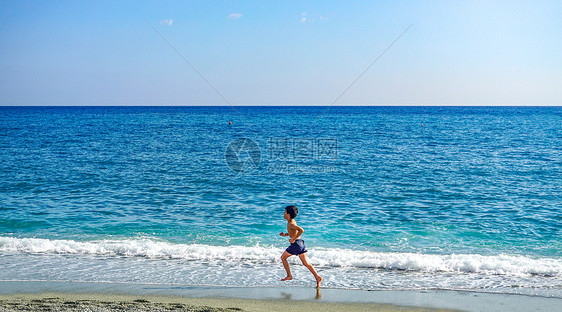 海边奔跑的小男孩图片