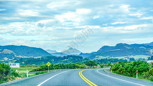 新西兰自驾山路风光背景图片