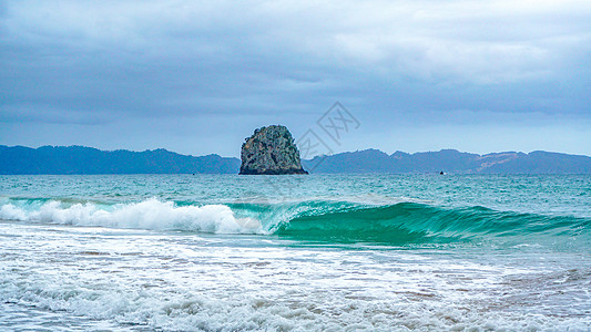 风吹卷起的海浪背景图片