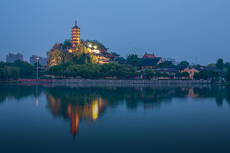 夜幕下的金山慈寿塔图片