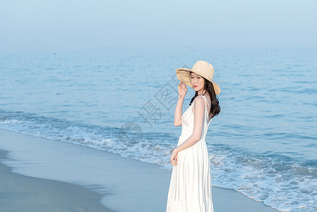 海边唯美草帽美女人像图片