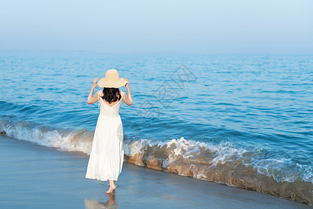夏天的美女海边沙滩散步的美女背影背景