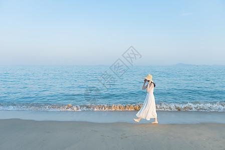长裙美女沙滩散步的欢快活泼美女背景