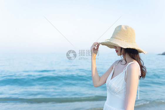 海边唯美戴草帽的女生图片