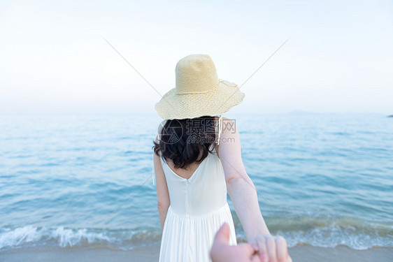 海边唯美人像牵手照图片