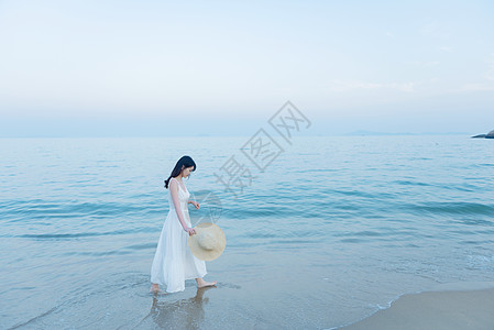 海边散步的美女背景图片