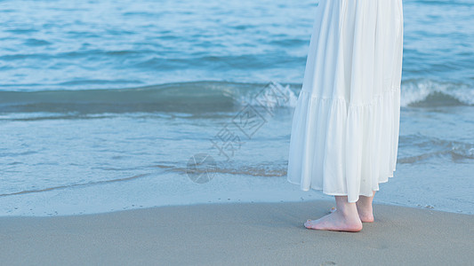 赤脚站在海边沙滩上高清图片