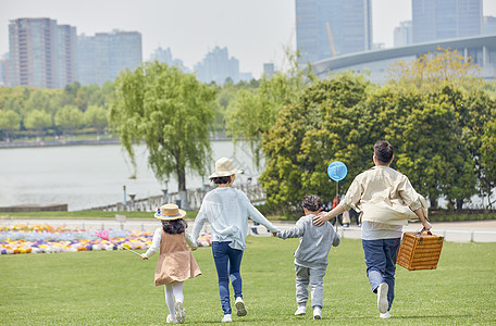 一家人户外郊游背景图片