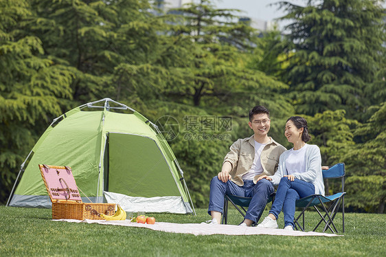 年轻夫妻户外野餐图片