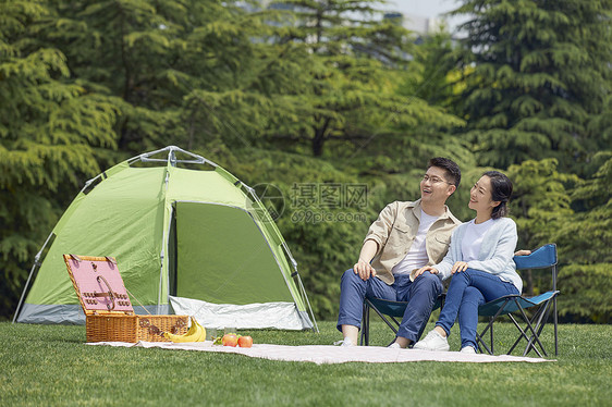 年轻夫妻户外野餐图片