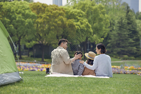 一家人户外郊游背影野餐高清图片素材