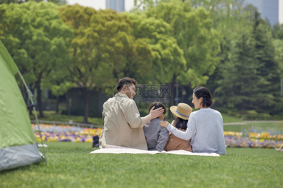 一家人户外郊游背影图片