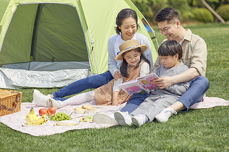 一家人户外野营郊游看书图片素材