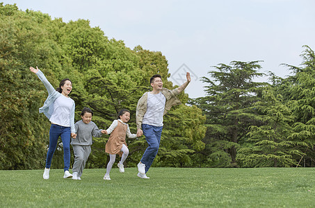 一家人户外牵手奔跑图片