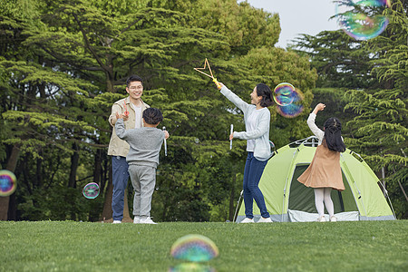 一家人野营玩吹泡泡图片