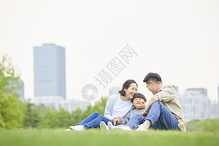 一家人草地上一家人户外郊游背景