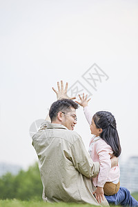 父亲和女儿在公园玩耍高清图片