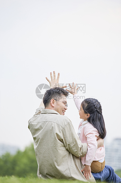 父亲和女儿在公园玩耍图片