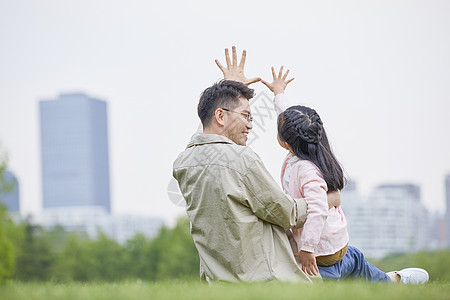 父亲和女儿在公园玩耍图片