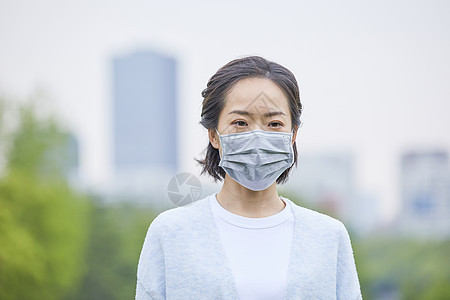 年轻女士户外戴口罩图片