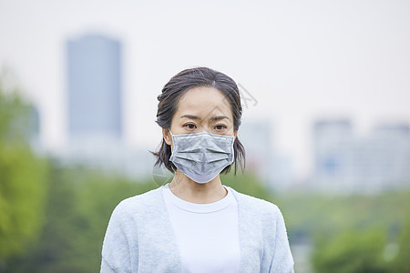 年轻女士户外戴口罩图片