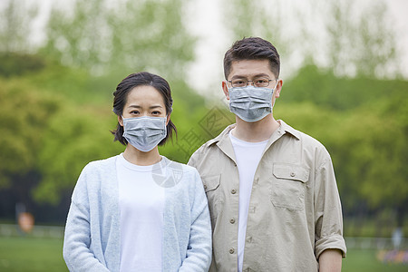 夫妻户外戴口罩图片