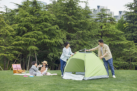 一家人户外野营搭帐篷图片