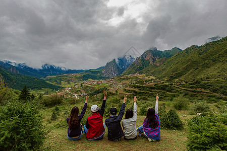 雨天背影甘南扎尕那打卡旅游团背影旅游照背景