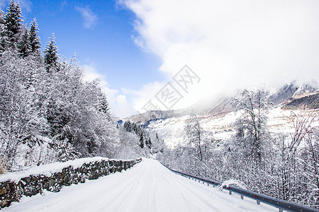 格鲁吉亚乌树故里雪景高清图片