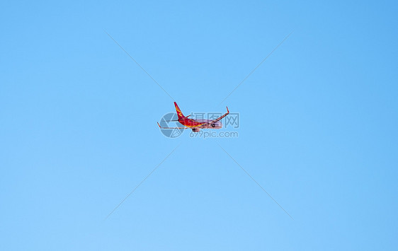 天上飞行的飞机航班图片