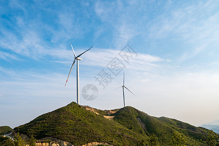 山顶上的风车背景图片