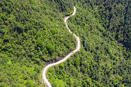 航拍山里的环山公路图片