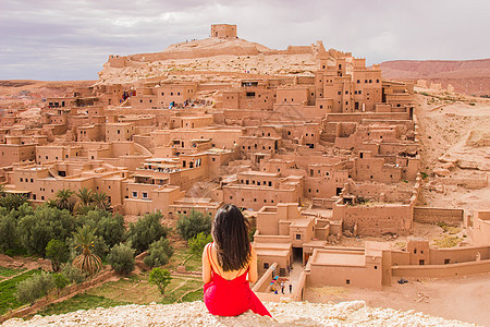 网红地摩洛哥瓦尔扎扎特阿伊特·本·哈杜村美女旅游背影背景