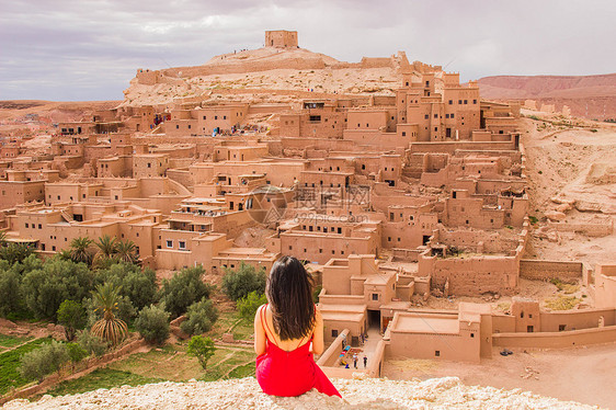 摩洛哥瓦尔扎扎特阿伊特·本·哈杜村美女旅游背影图片