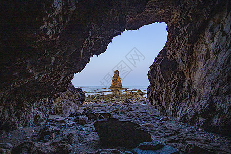 青岛网红打卡地石老人山洞海蚀石柱背景图片