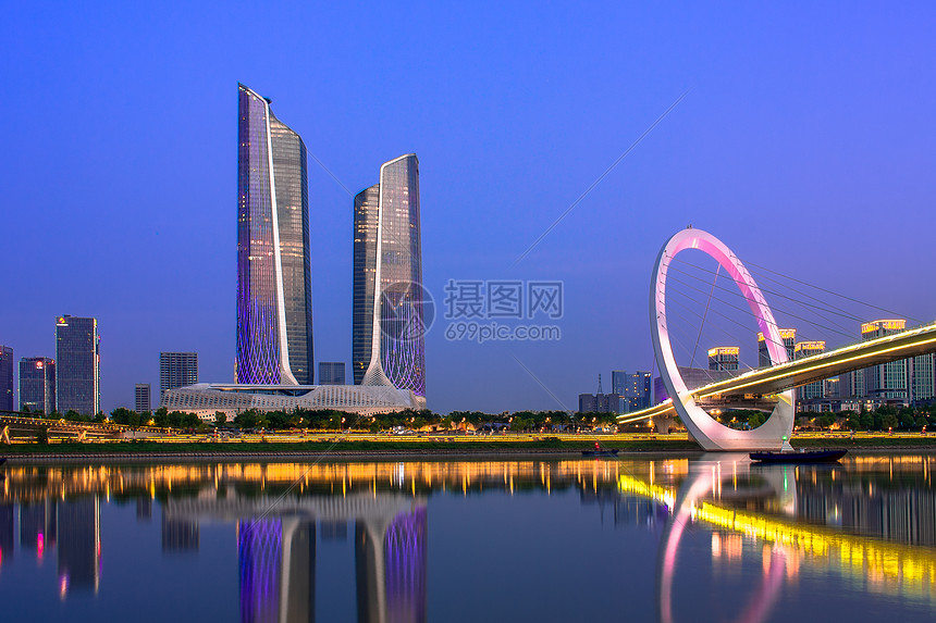 双子塔南京CBD地标建筑高清图片下载-正版图片501610182-摄图网