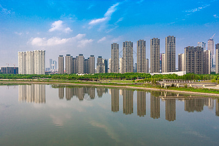 城市高楼林立的滨江风光带背景图片