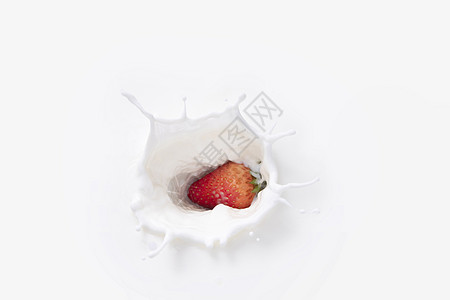 草莓牛奶主图落入牛奶中的草莓背景