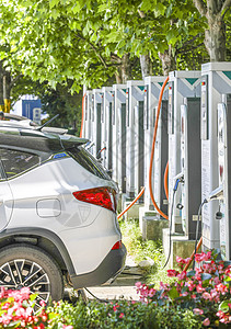新能源汽车充电站充电的电动汽车图片